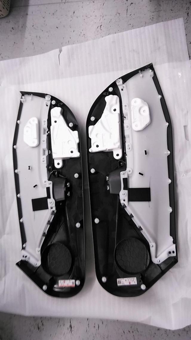2-piece genuine Mazda parts
Door lining
