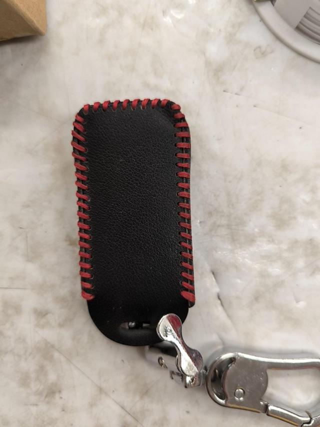 General purpose
Leather key case
Red Stitch