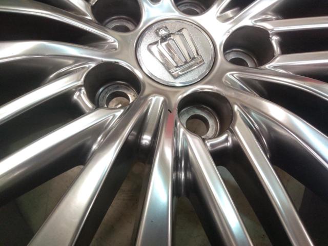 Toyota original (TOYOTA)
Crown
Royal / 210 series
Alloy Wheels
+
YOKOHAMA (Yokohama)
ADVAN
dB
V552