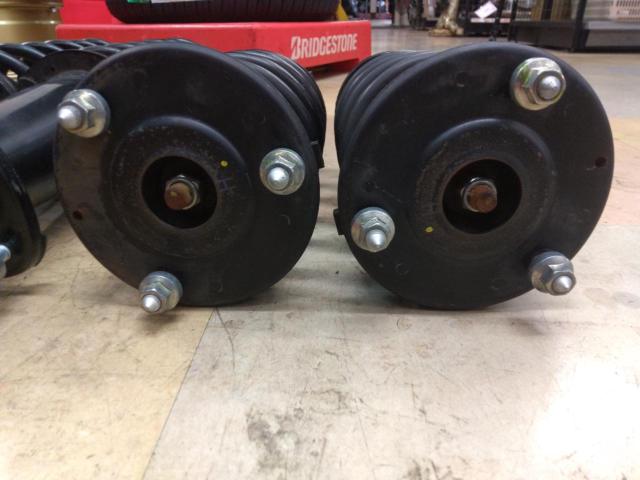 Genuine Toyota 210 Series Crown Royal
Suspension kit/shock absorber