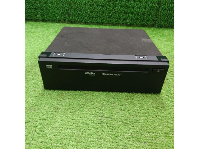 Toyota
86270-K0010
Optional DVD player