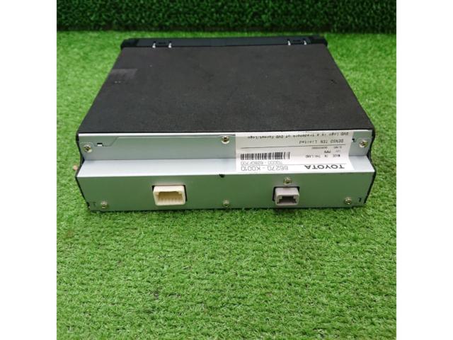 Toyota
86270-K0010
Optional DVD player