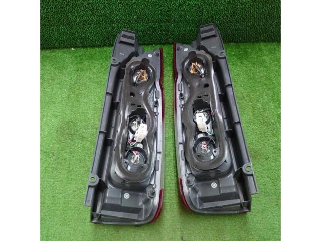 トヨタ ハイエース200系4型純正テールレンズ