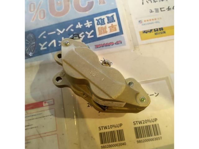 Brembo
4P
Caliper
For the right
40mm pitch
gold