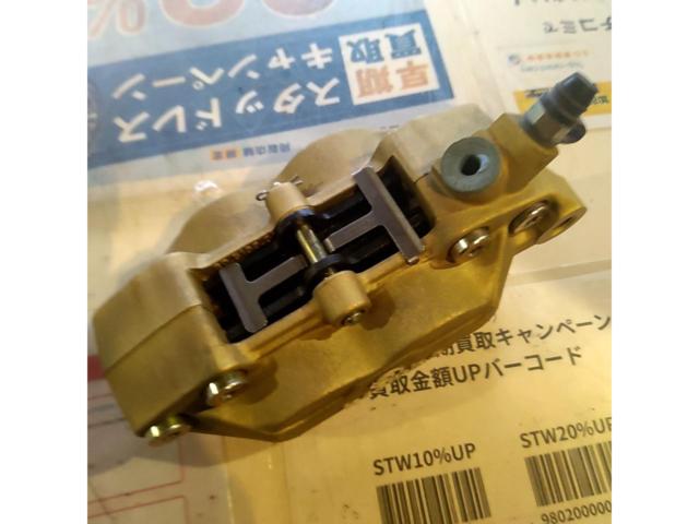 Brembo
4P
Caliper
For the right
40mm pitch
gold