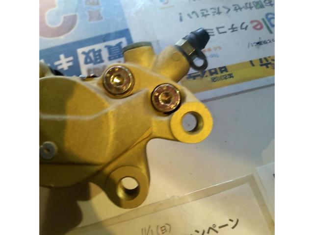 Brembo
4P
Caliper
For the right
40mm pitch
gold