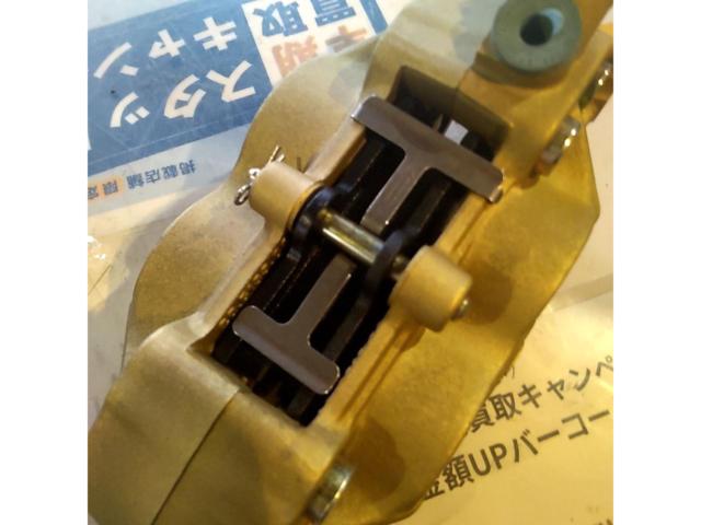Brembo
4P
Caliper
For the right
40mm pitch
gold