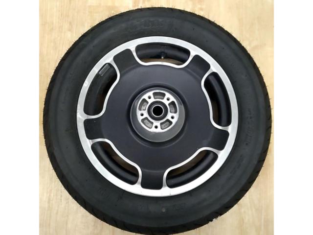 Harley-Davidson Street Glide
Original wheel