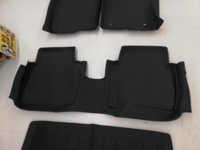 Unknown manufacturer floor mats + luggage mat
4-piece set
Unused item