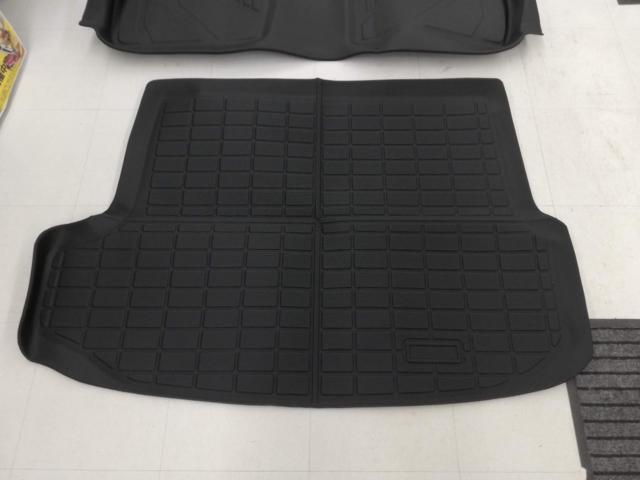 Unknown manufacturer floor mats + luggage mat
4-piece set
Unused item