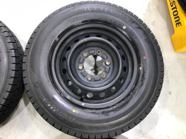 トヨタ純正(TOYOTA)  200系ハイエース  + KENDA(ケンダ) ICETEC VAN’Z WR01