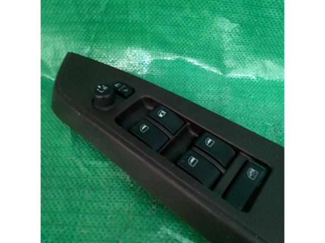 【ダイハツ純正】フロントアームレストアッパーベースパネル/パワーウィンドウスイッチ ルーミー/M900A