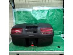 【その他】バイクリアボックス トップケース AG-86 ブラック 容量47L リアボックス ブラック LEDストップランプ 背もたれパット付き