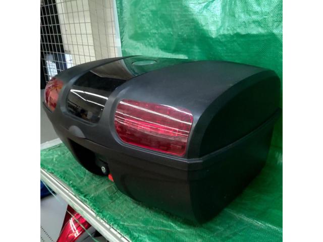 【その他】バイクリアボックス トップケース AG-86 ブラック 容量47L リアボックス ブラック LEDストップランプ 背もたれパット付き