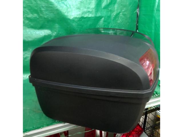 【その他】バイクリアボックス トップケース AG-86 ブラック 容量47L リアボックス ブラック LEDストップランプ 背もたれパット付き
