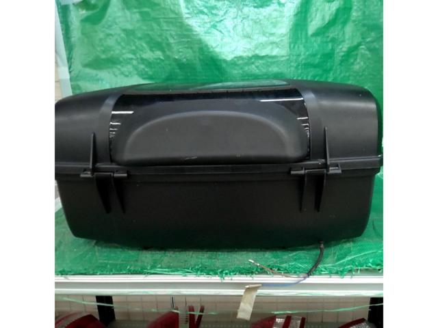 【その他】バイクリアボックス トップケース AG-86 ブラック 容量47L リアボックス ブラック LEDストップランプ 背もたれパット付き