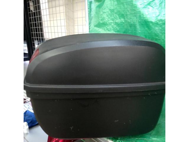 【その他】バイクリアボックス トップケース AG-86 ブラック 容量47L リアボックス ブラック LEDストップランプ 背もたれパット付き