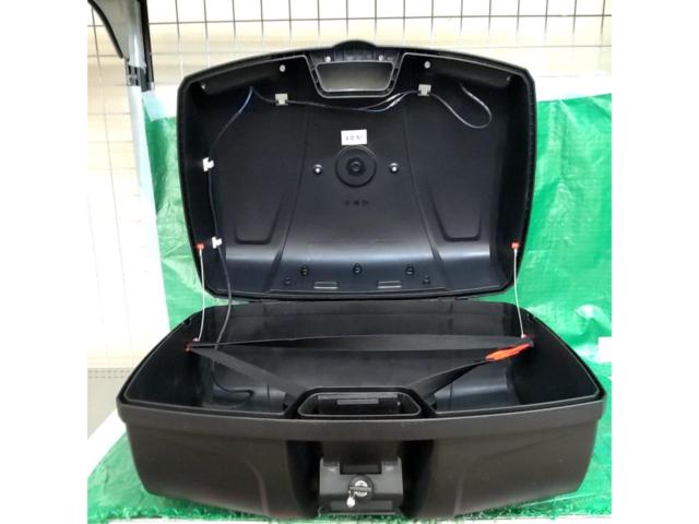 【その他】バイクリアボックス トップケース AG-86 ブラック 容量47L リアボックス ブラック LEDストップランプ 背もたれパット付き