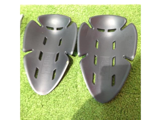 Forcefield ISOLATOR
1
KNEES Isolator 1
Protector for knee