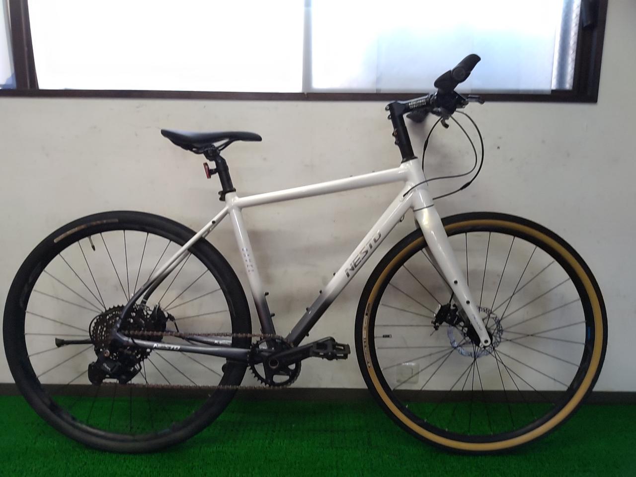 NESTO GAVEL FLAT 2025年モデル ESSA組 700×40C 1×8s アルミクロスバイク ホワイト サイズ:500 参考サイズ:165-175cm
