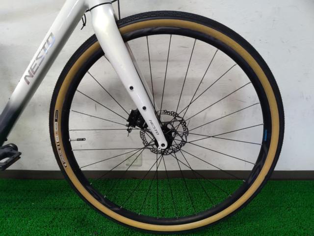 NESTO GAVEL FLAT 2025年モデル ESSA組 700×40C 1×8s アルミクロスバイク ホワイト サイズ:500 参考サイズ:165-175cm