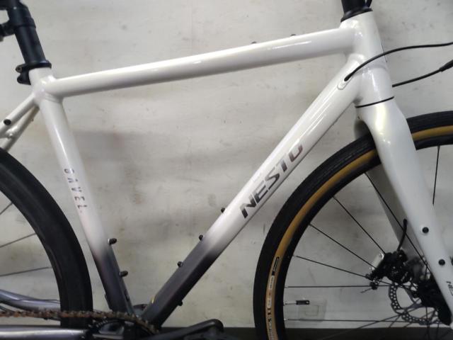 NESTO GAVEL FLAT 2025年モデル ESSA組 700×40C 1×8s アルミクロスバイク ホワイト サイズ:500 参考サイズ:165-175cm
