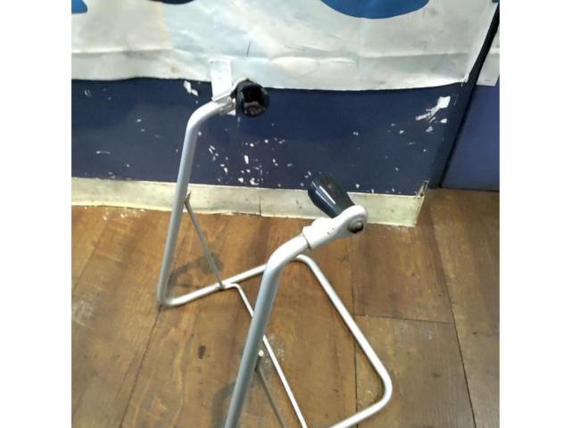 メーカー不明 簡易ディスプレイスタンド シルバー