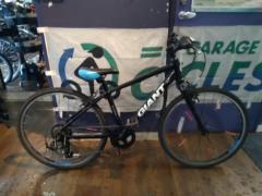 GIANT ESCAPE Jr 24x1.25インチ 外装7段変速 キッズ自転車 ブラック×ブルー