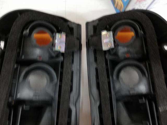 【トヨタ純正】100系ハイエース純正テールレンズ
