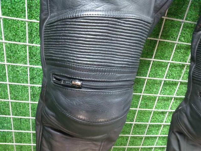 Leather pants from an unknown manufacturer
Size L