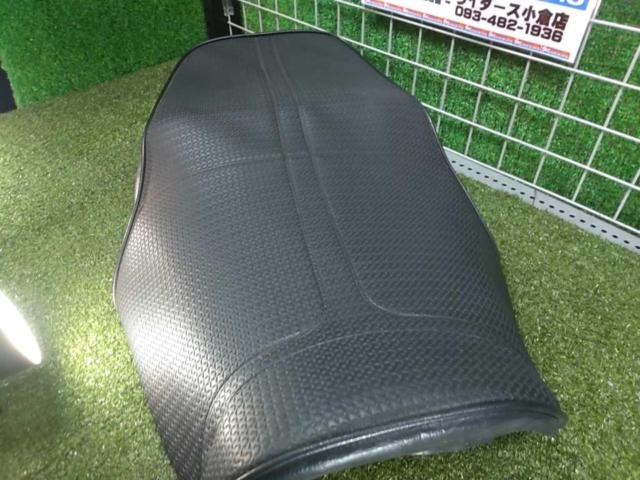 【メーカー不明】シート シートベース無し ZRX1200R(’06年式)外し