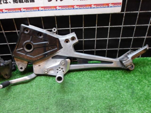 【KAWASAKI】純正 ステップ 左右セット 社外ペグ付 GPZ900R A7 外し