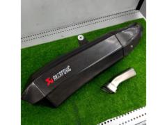 9 AKRAPOVIC
Slip-on carbon silencer