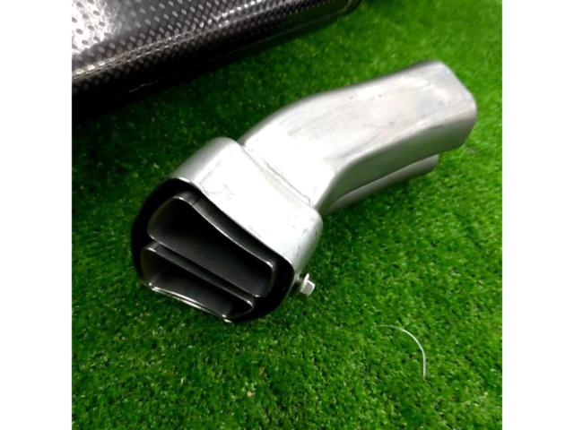 9 AKRAPOVIC
Slip-on carbon silencer
