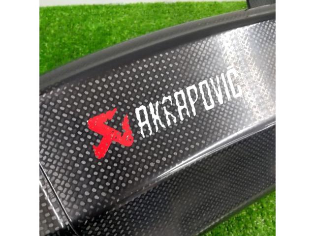 9 AKRAPOVIC
Slip-on carbon silencer