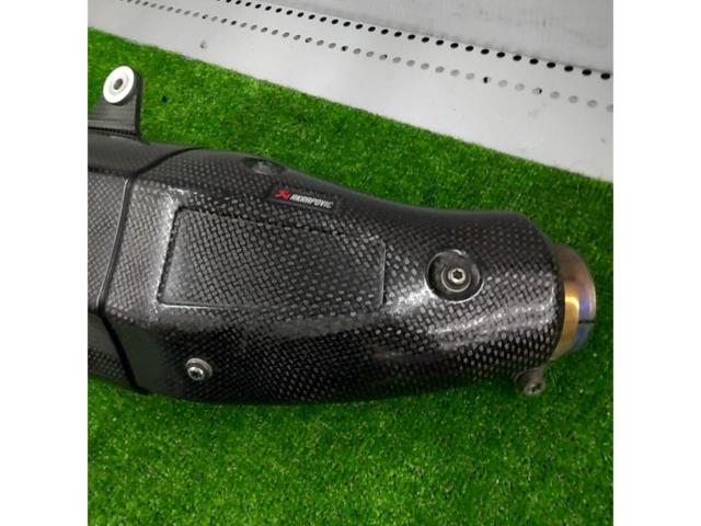9 AKRAPOVIC
Slip-on carbon silencer