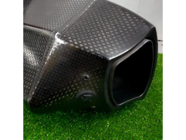 9 AKRAPOVIC
Slip-on carbon silencer