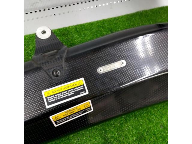 9 AKRAPOVIC
Slip-on carbon silencer