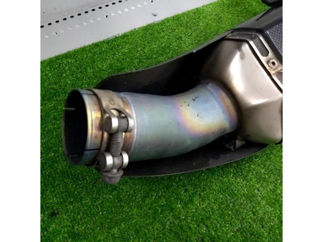 9 AKRAPOVIC
Slip-on carbon silencer