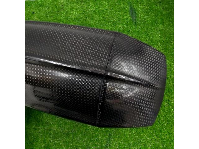 9 AKRAPOVIC
Slip-on carbon silencer