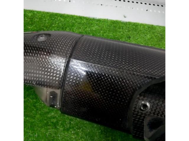 9 AKRAPOVIC
Slip-on carbon silencer