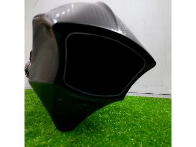 9 AKRAPOVIC
Slip-on carbon silencer