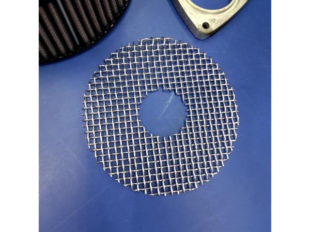 Kuryakyn Air Cleaner Kit
Removing the bolt (early model)