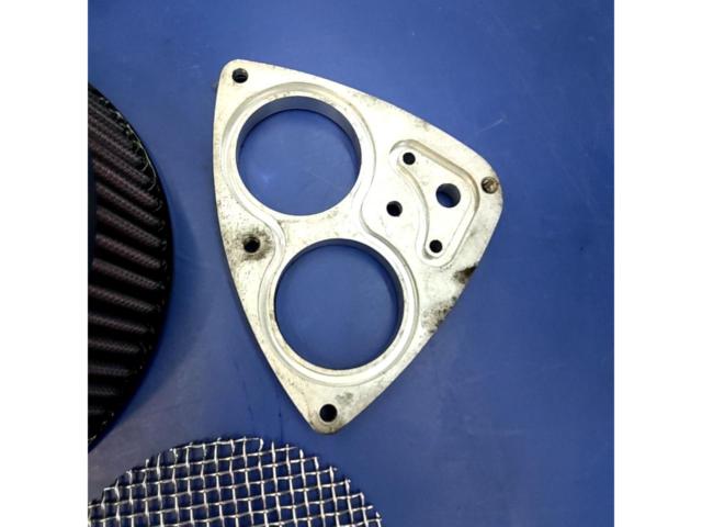 Kuryakyn Air Cleaner Kit
Removing the bolt (early model)