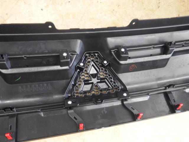 MITSUBISHI 純正フロントグリル(上側) デリカ D:5 後期 Pグレード