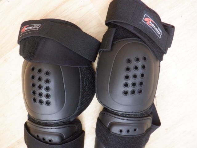 KOMINE
Triple knee protector 3
SK-608
One-size-fits-all