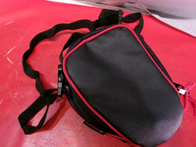 【DEGNER】 NB-171 マグネット式タンクバッグ レッドパイピング 容量:1.6L