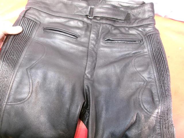 Size 34
SRAIMOTO
Leather pants
black