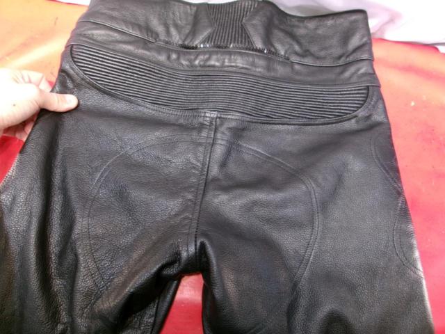 Size 34
SRAIMOTO
Leather pants
black