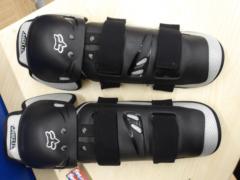 ADULTサイズ FOX(フォックス) TITAN SPORT(タイタンスポーツ) ニーシンガード